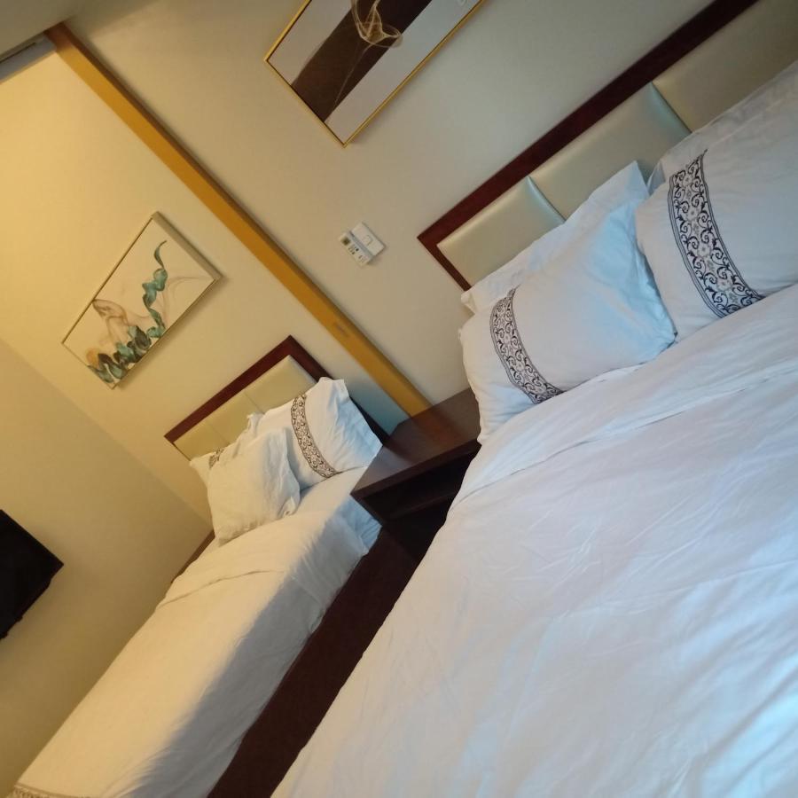One Uptown Opposite Of Grandhyatt Hotel Manila Taguig City ภายนอก รูปภาพ