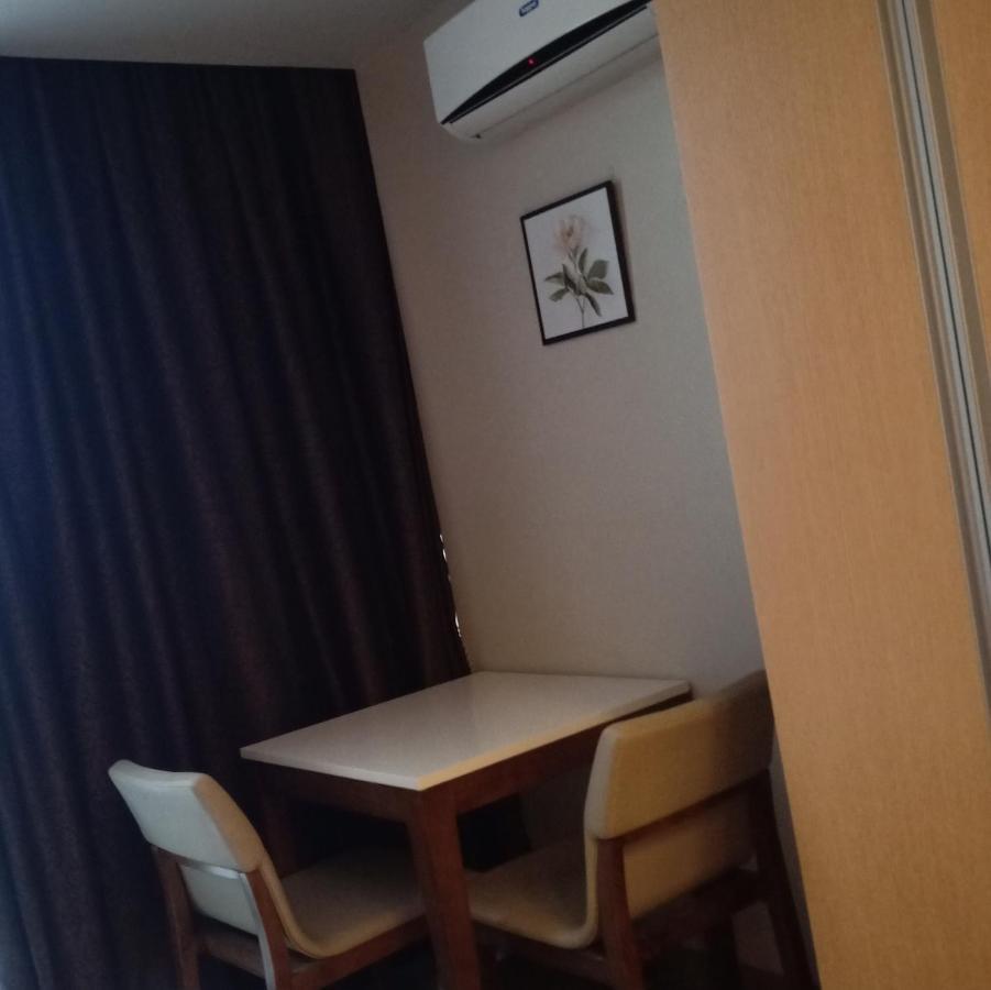 One Uptown Opposite Of Grandhyatt Hotel Manila Taguig City ภายนอก รูปภาพ